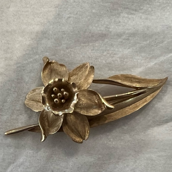 Vintage Signed Crown Trifari Narcissus Gold Tone Flower Brooch 2" Pin 3D RARE - Picture 4 of 8